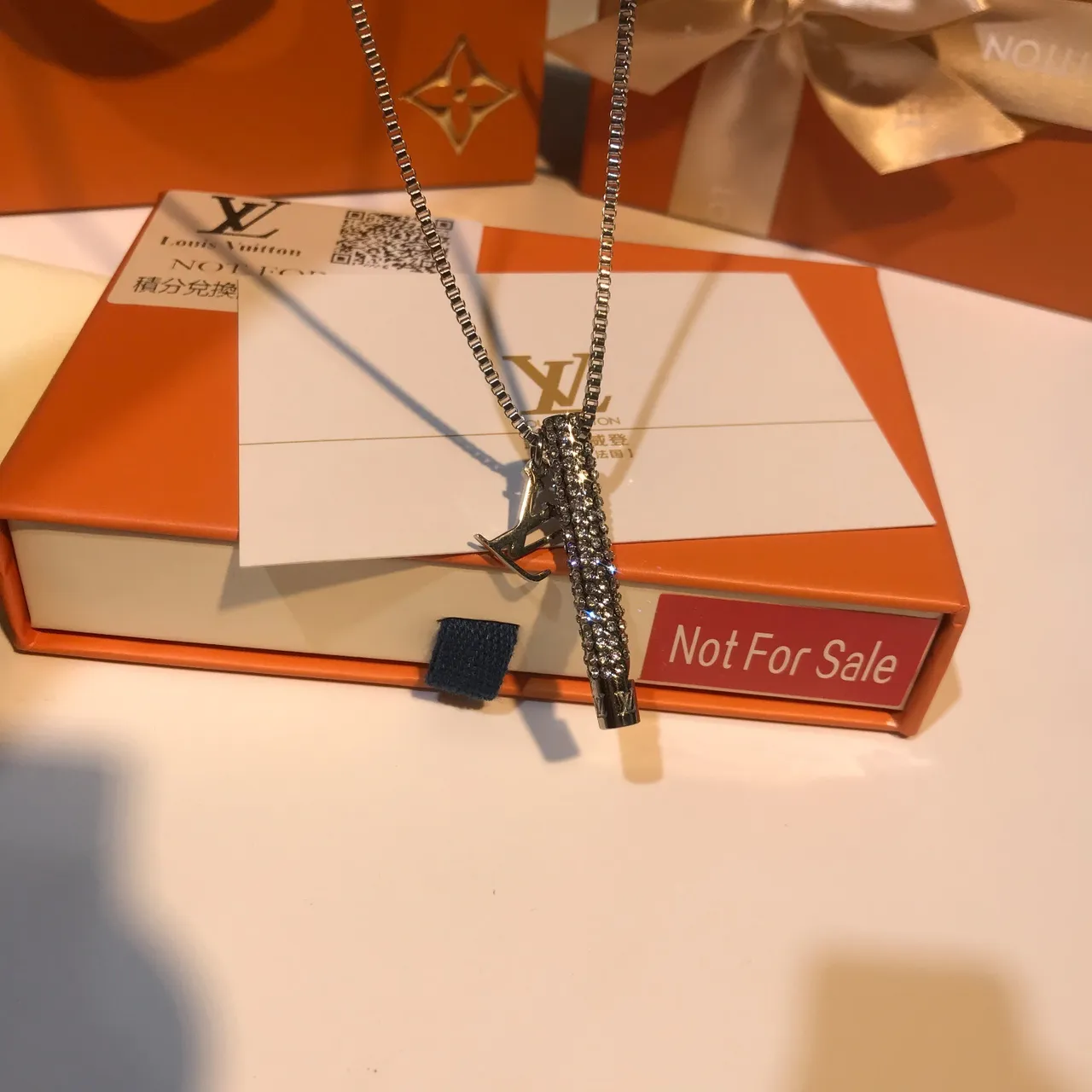 Louis Vuitton Pingente incrustado de cristais colar de prata transparente cilíndrico 8