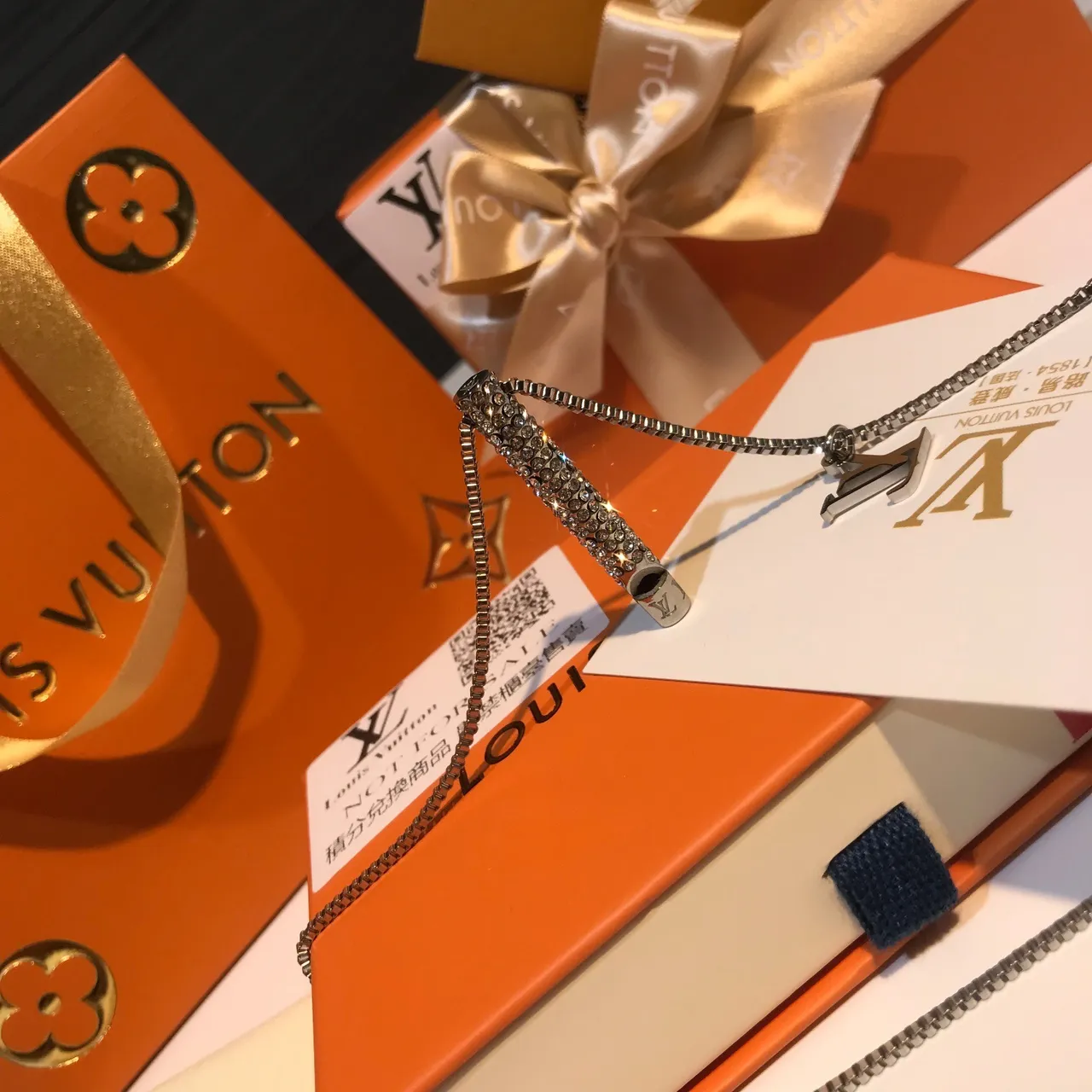Louis Vuitton Pingente incrustado de cristais colar de prata transparente cilíndrico 9
