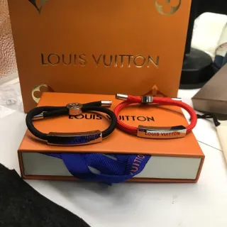 Louis Vuitton Placa Grabada Pulsera de Cordón Negro Rojo Pulsera de Metal Trenzado