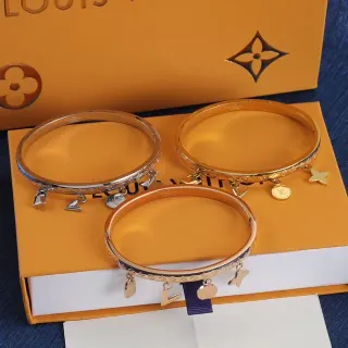 سوار لويس فيتون ذهبي فضي مع نقش المونوغرام وتفاصيل الـ Charm