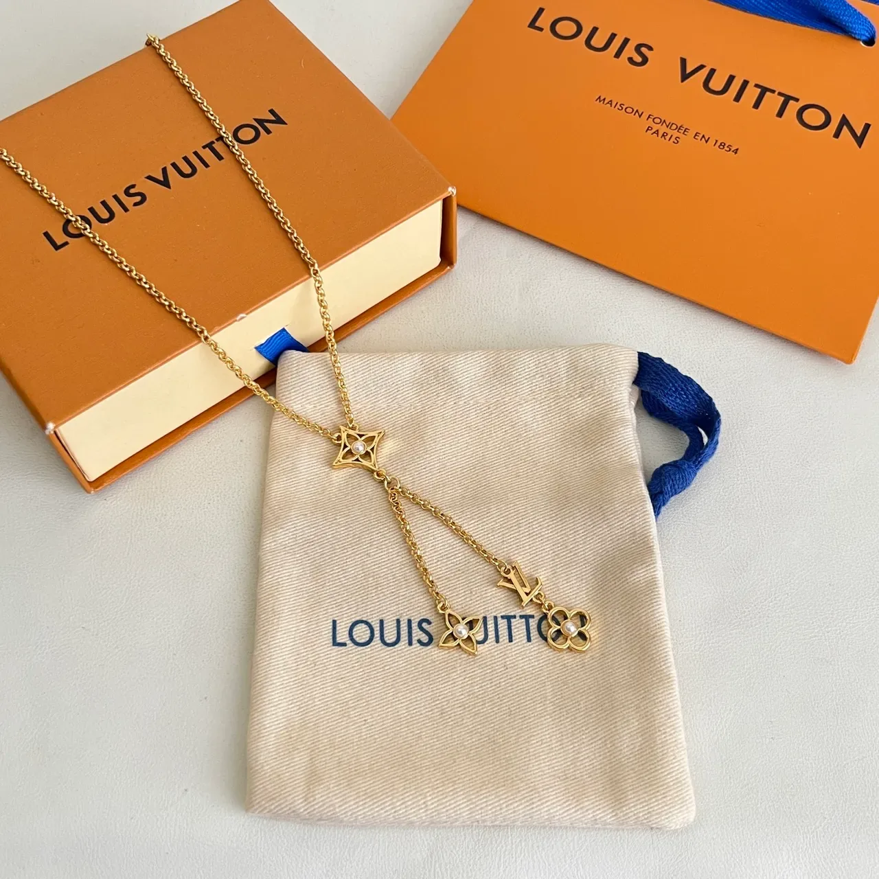 Louis Vuitton Gold White Lariat Pearl-Accented Floral Charms Necklace 6