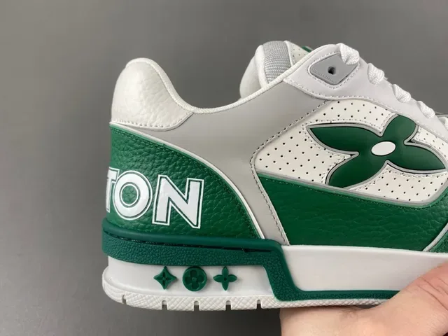 Louis Vuitton Vert et Blanc Cuir en couches et maillage perforé semelle chunky plateforme sneakers lifestyle 3