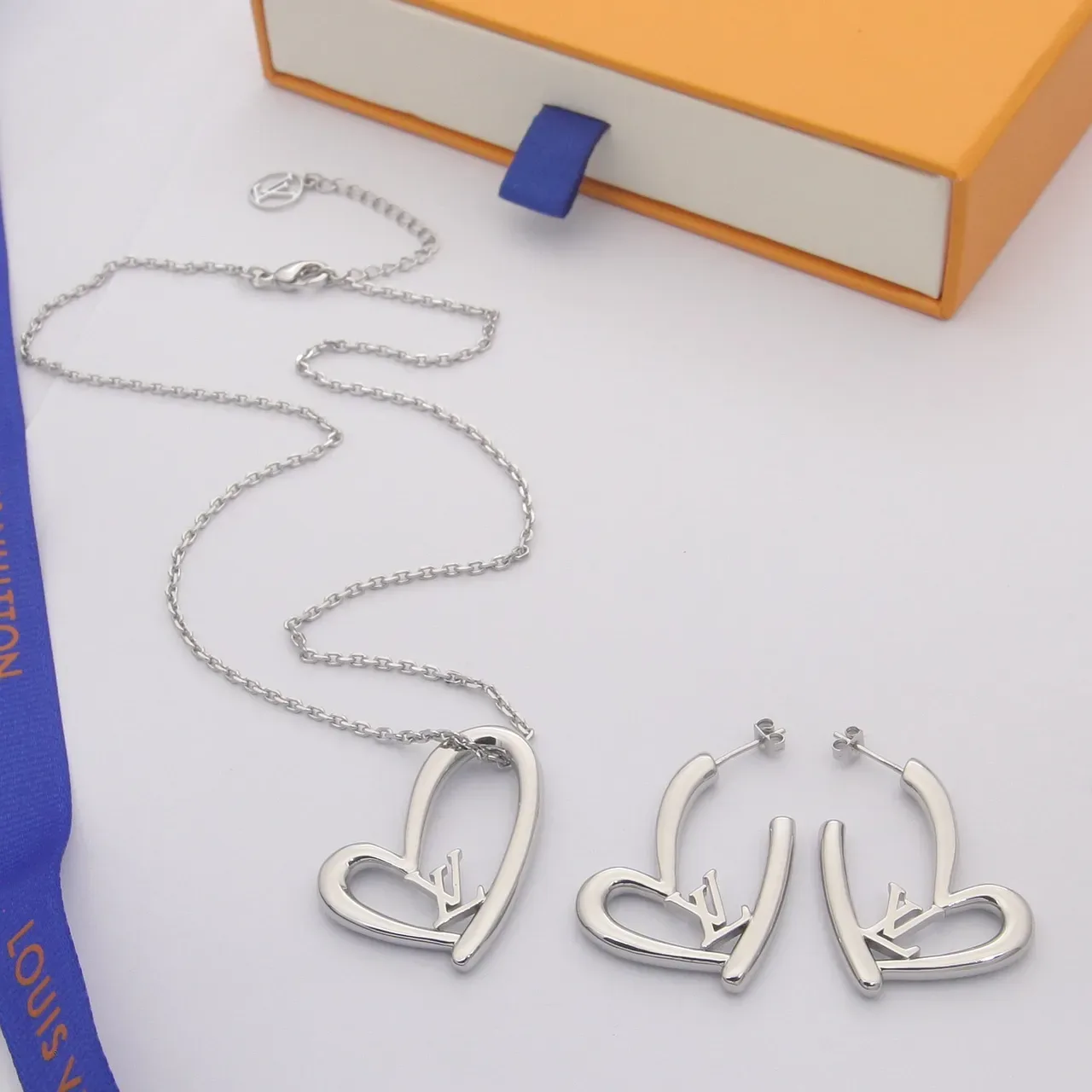 Louis Vuitton Heart Necklace Gold-Tone Open Heart Pendant Necklace 3
