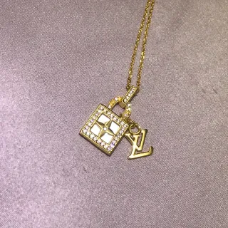 Louis Vuitton Lockit Jewelry collar con colgante en tono dorado con cristales Pavé y esmalte