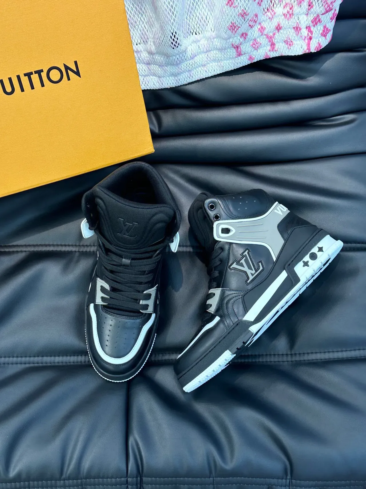 Louis Vuitton LV Arch Light Sneaker Noir Blanc Gris Lifestyle Sneakers 3