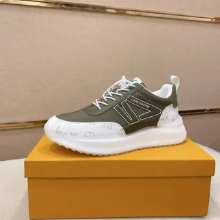 لوي فيتون LV Trainer حذاء رياضي كثيف أخضر عسكري أبيض مونوغرام ميد سول لوحة لوجو جانبية زاوية
