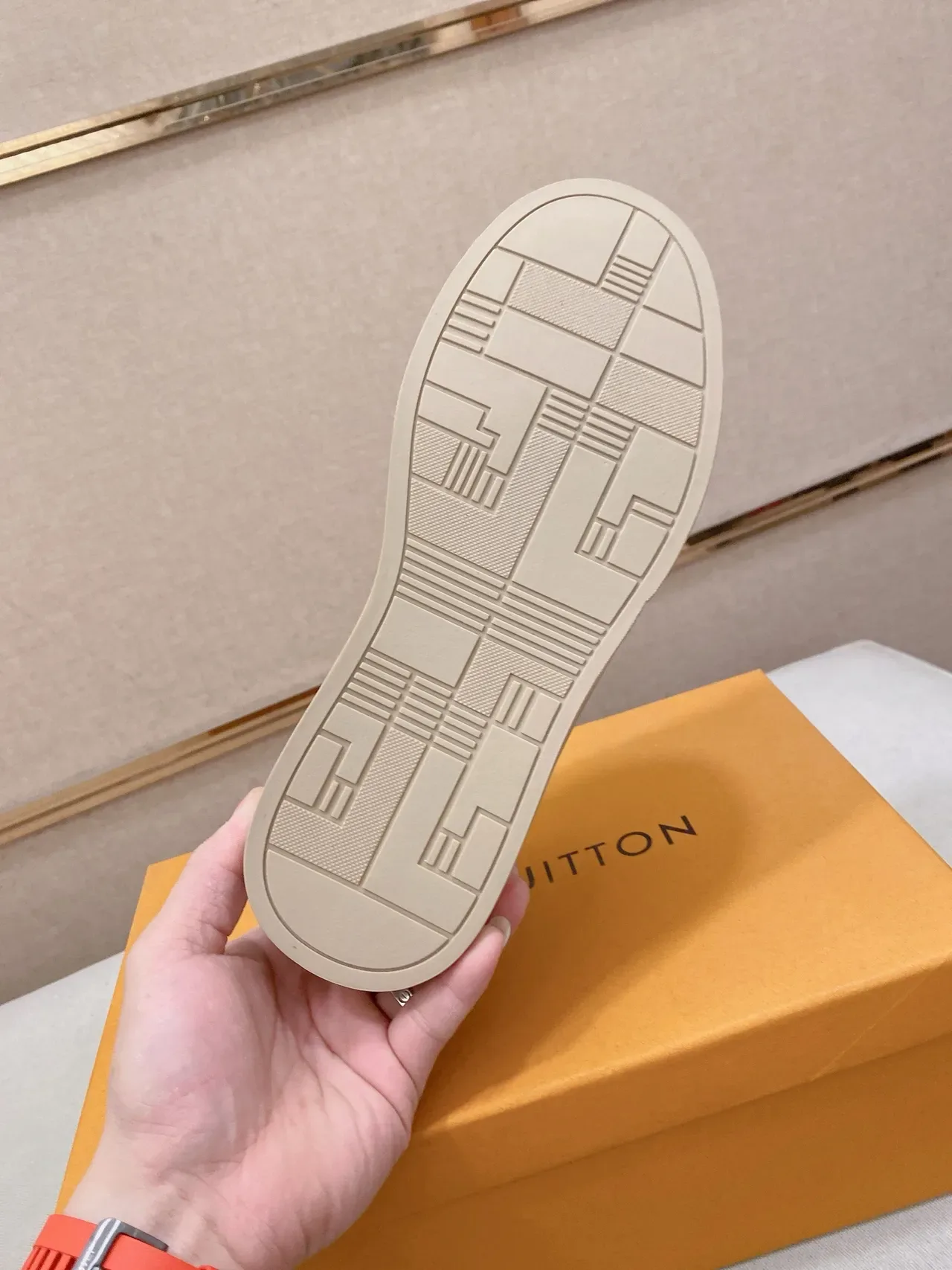 Louis Vuitton LV Trainer Beige Brown Tênis Lifestyle Low-Top Em Camurça E Lona Painelado 2
