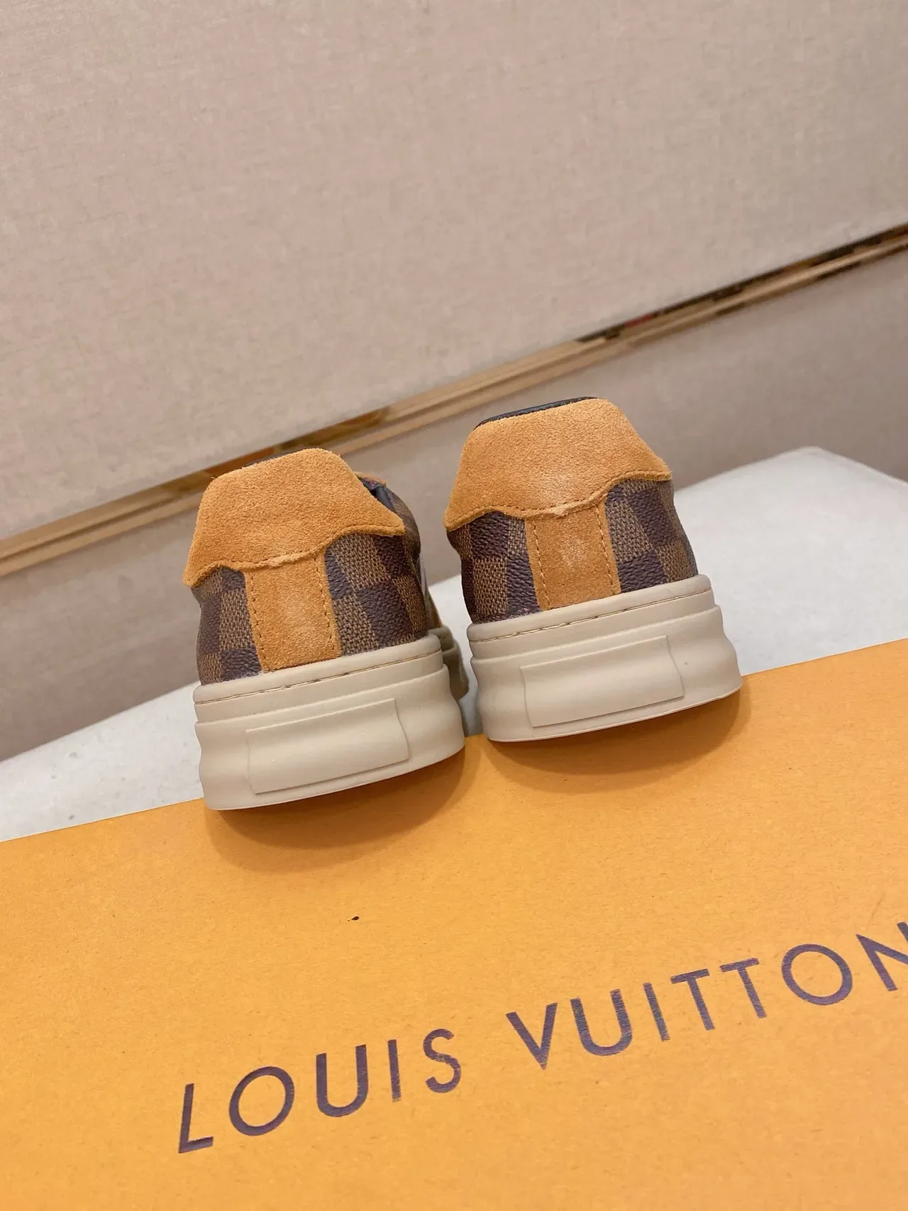 Louis Vuitton LV Trainer Beige Brown Tênis Lifestyle Low-Top Em Camurça E Lona Painelado 3