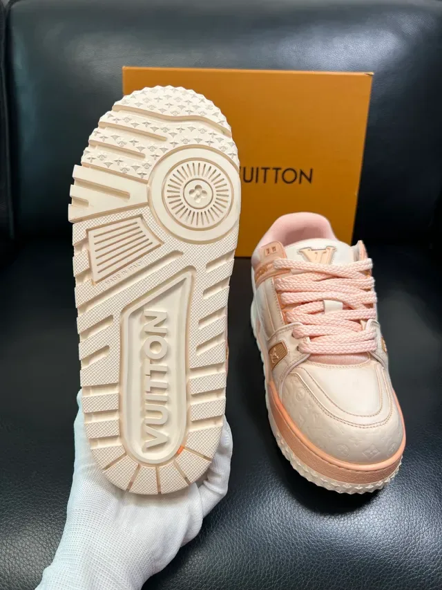 লুইস ভিটন LV Trainer বেইজ পিঙ্ক মনোগ্রাম এমবসড লেদার লেয়ার্ড চাঙ্কি সোল লাইফস্টাইল স্নিকার্স 2