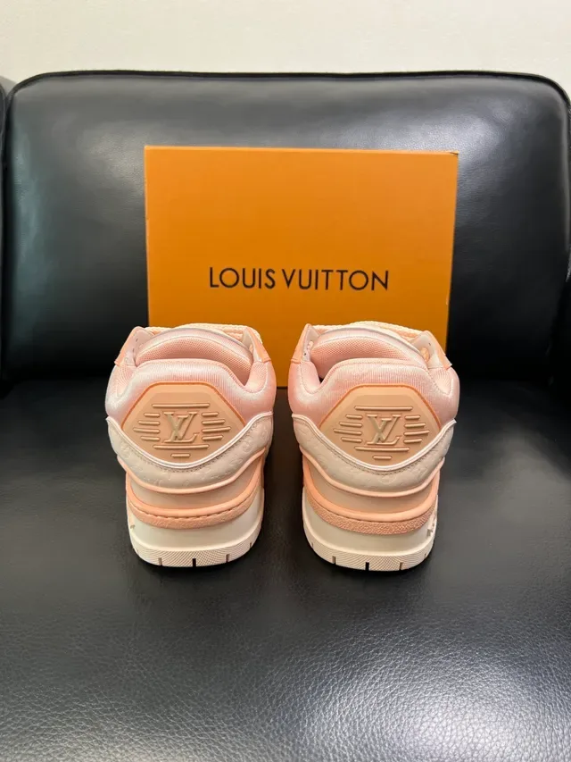 লুইস ভিটন LV Trainer বেইজ পিঙ্ক মনোগ্রাম এমবসড লেদার লেয়ার্ড চাঙ্কি সোল লাইফস্টাইল স্নিকার্স 3