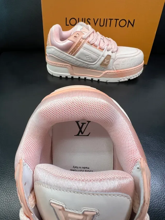 লুইস ভিটন LV Trainer বেইজ পিঙ্ক মনোগ্রাম এমবসড লেদার লেয়ার্ড চাঙ্কি সোল লাইফস্টাইল স্নিকার্স 4