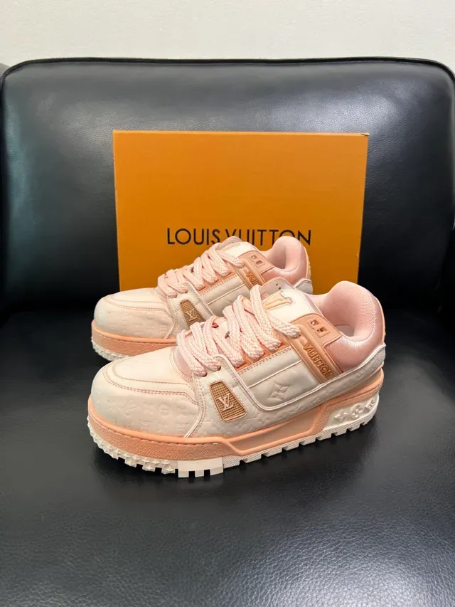 লুইস ভিটন LV Trainer বেইজ পিঙ্ক মনোগ্রাম এমবসড লেদার লেয়ার্ড চাঙ্কি সোল লাইফস্টাইল স্নিকার্স 5