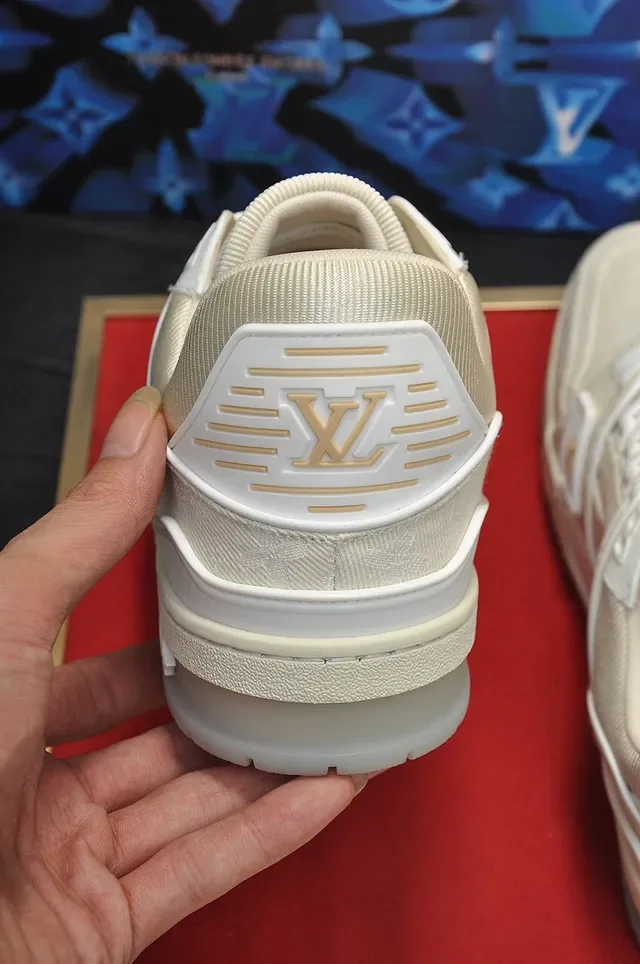 Louis Vuitton LV Trainer Beige Blanc Textile Tige multicouches Semelle intermédiaire Chaussures lifestyle 2