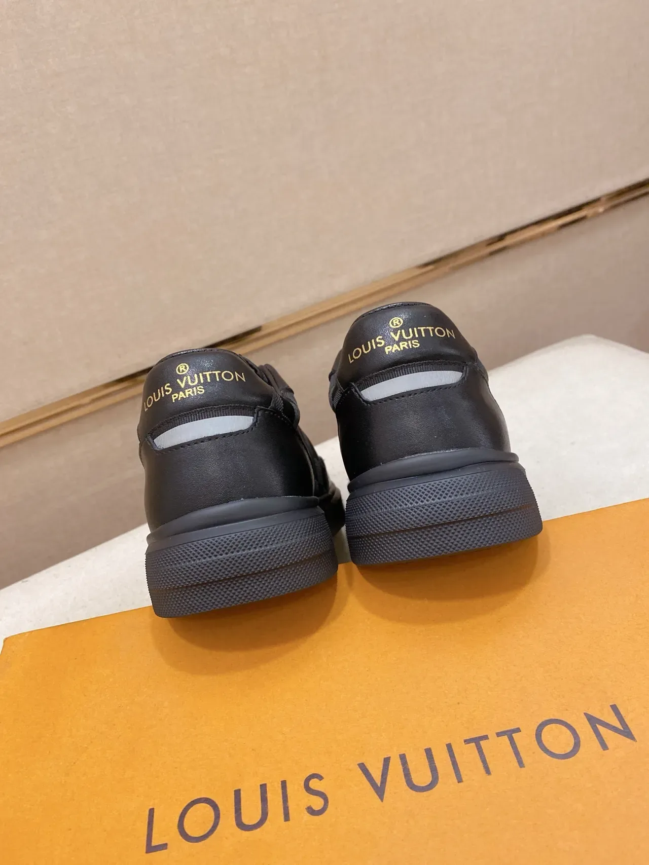 Louis Vuitton LV Trainer Noir Gris Monogramme Embossé Damier Checkerboard Chaussures Lifestyle 3