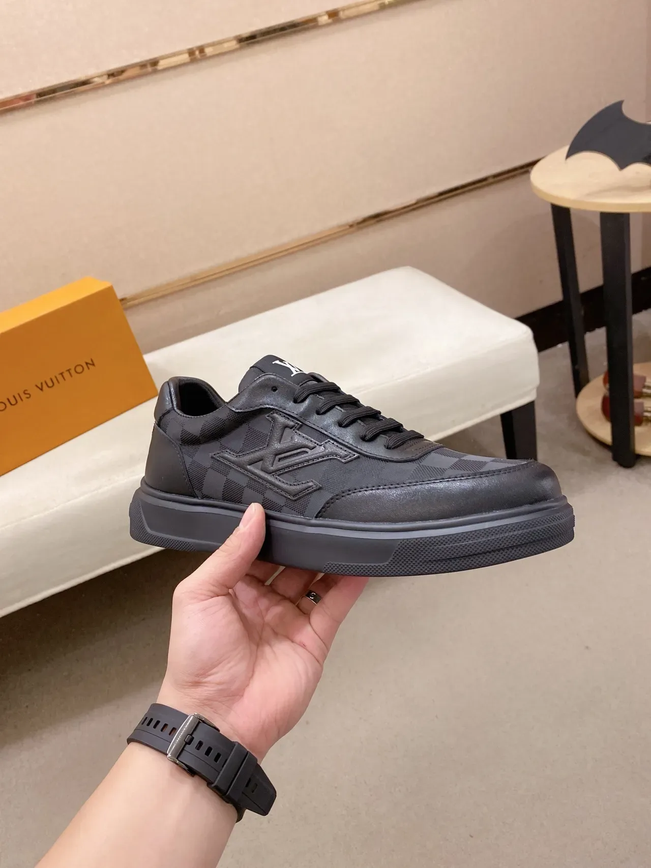 Louis Vuitton LV Trainer Noir Gris Monogramme Embossé Damier Checkerboard Chaussures Lifestyle 4