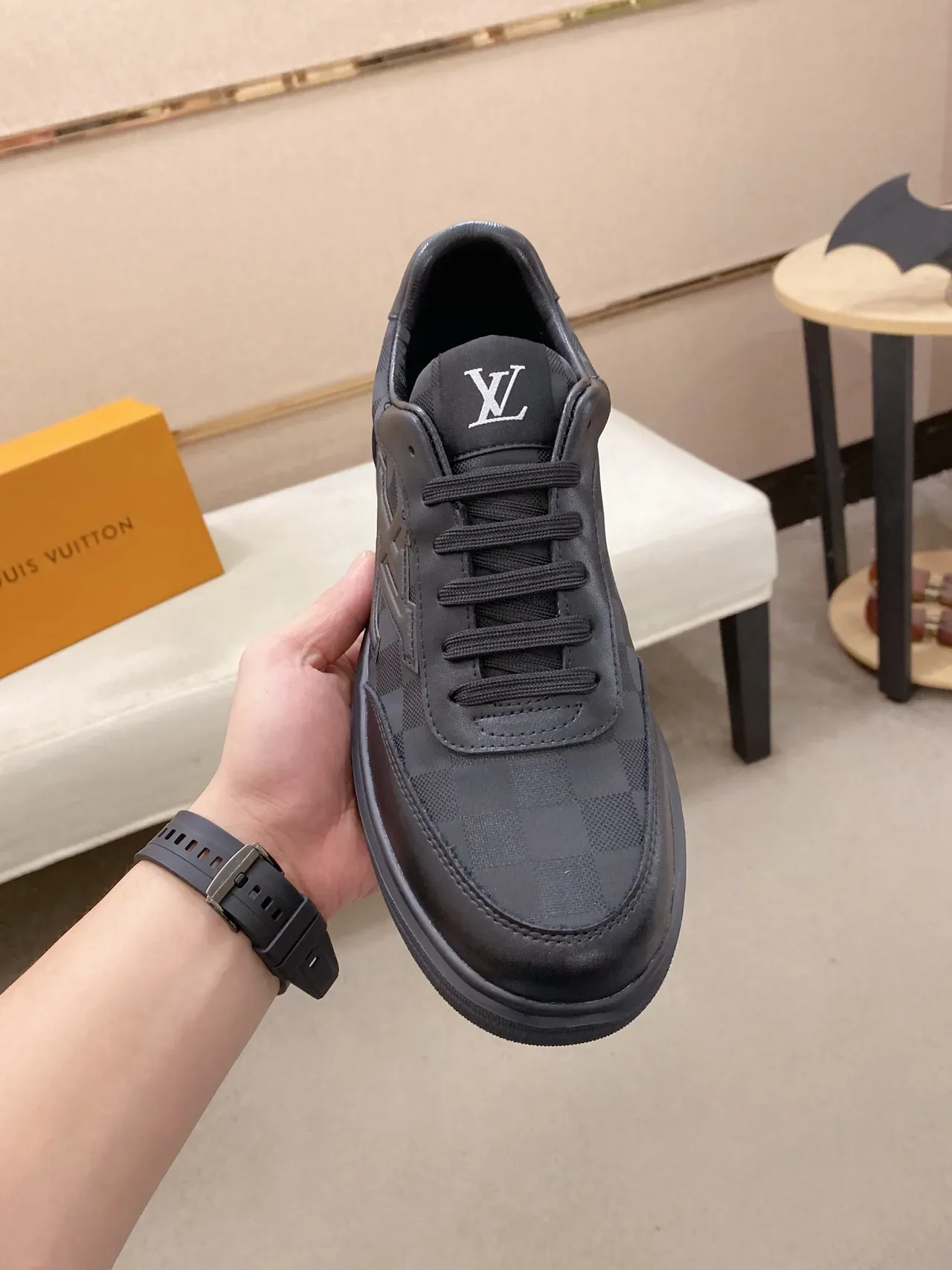 Louis Vuitton LV Trainer Noir Gris Monogramme Embossé Damier Checkerboard Chaussures Lifestyle 5