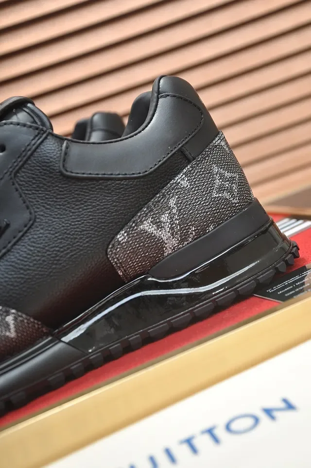 Tênis Lifestyle Louis Vuitton LV Trainer Preto e Cinza Monograma Painéis de Lona Recobrimento de Couro Suave 2