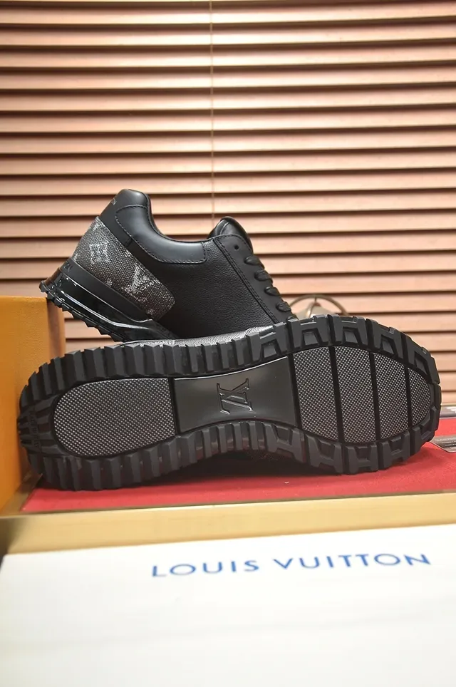 Tênis Lifestyle Louis Vuitton LV Trainer Preto e Cinza Monograma Painéis de Lona Recobrimento de Couro Suave 3