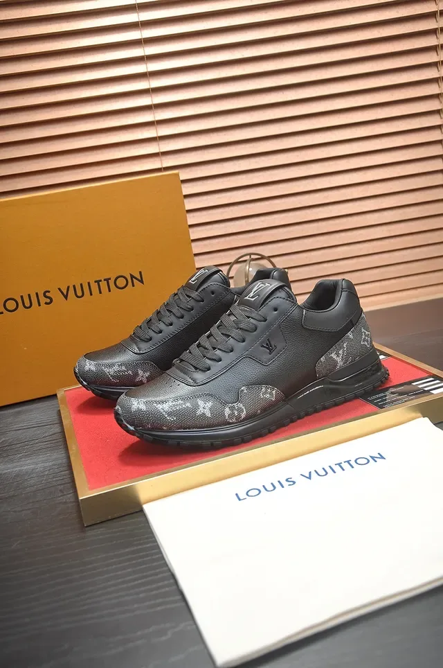 Tênis Lifestyle Louis Vuitton LV Trainer Preto e Cinza Monograma Painéis de Lona Recobrimento de Couro Suave 4