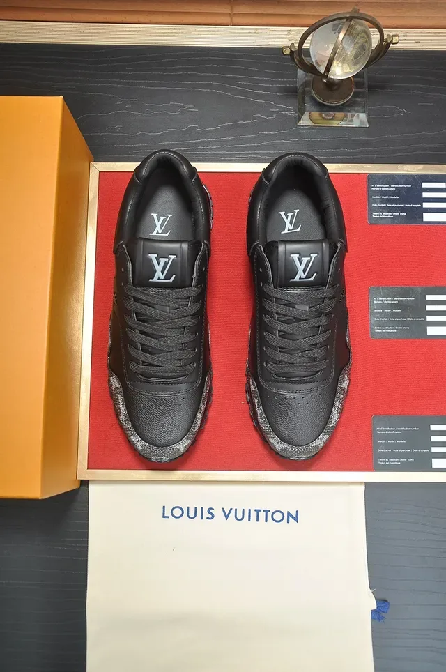 Tênis Lifestyle Louis Vuitton LV Trainer Preto e Cinza Monograma Painéis de Lona Recobrimento de Couro Suave 5