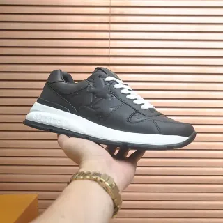 লুইস ভিটন LV Trainer কালো সাদা এমবসড মনোগ্রাম লেয়ার্ড লেদার আপার লাইফস্টাইল স্নিকার