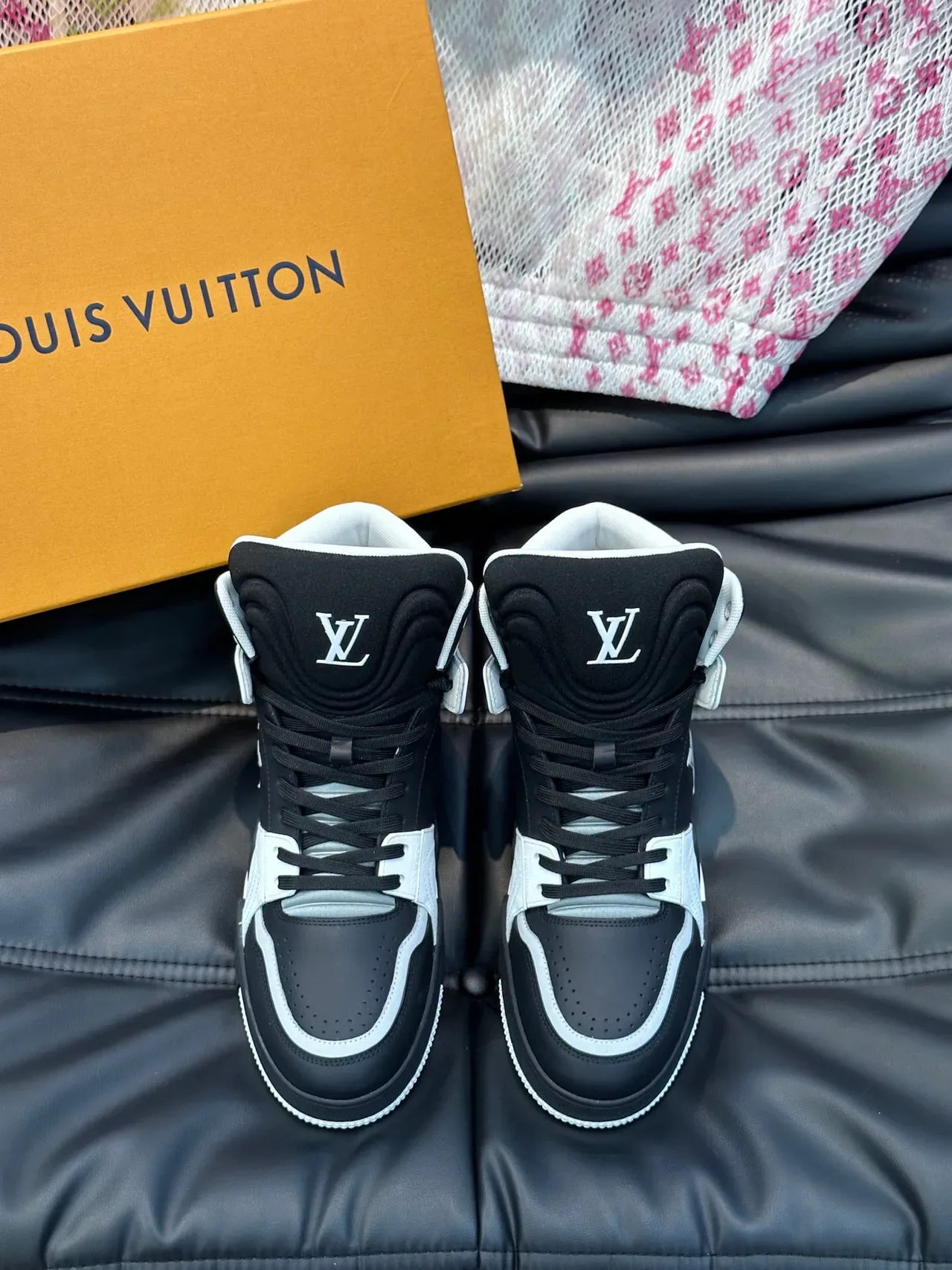 لويس فيتون LV Trainer حذاء رياضي أسود أبيض عالي الحزام جلد بانلد و شبكة 2