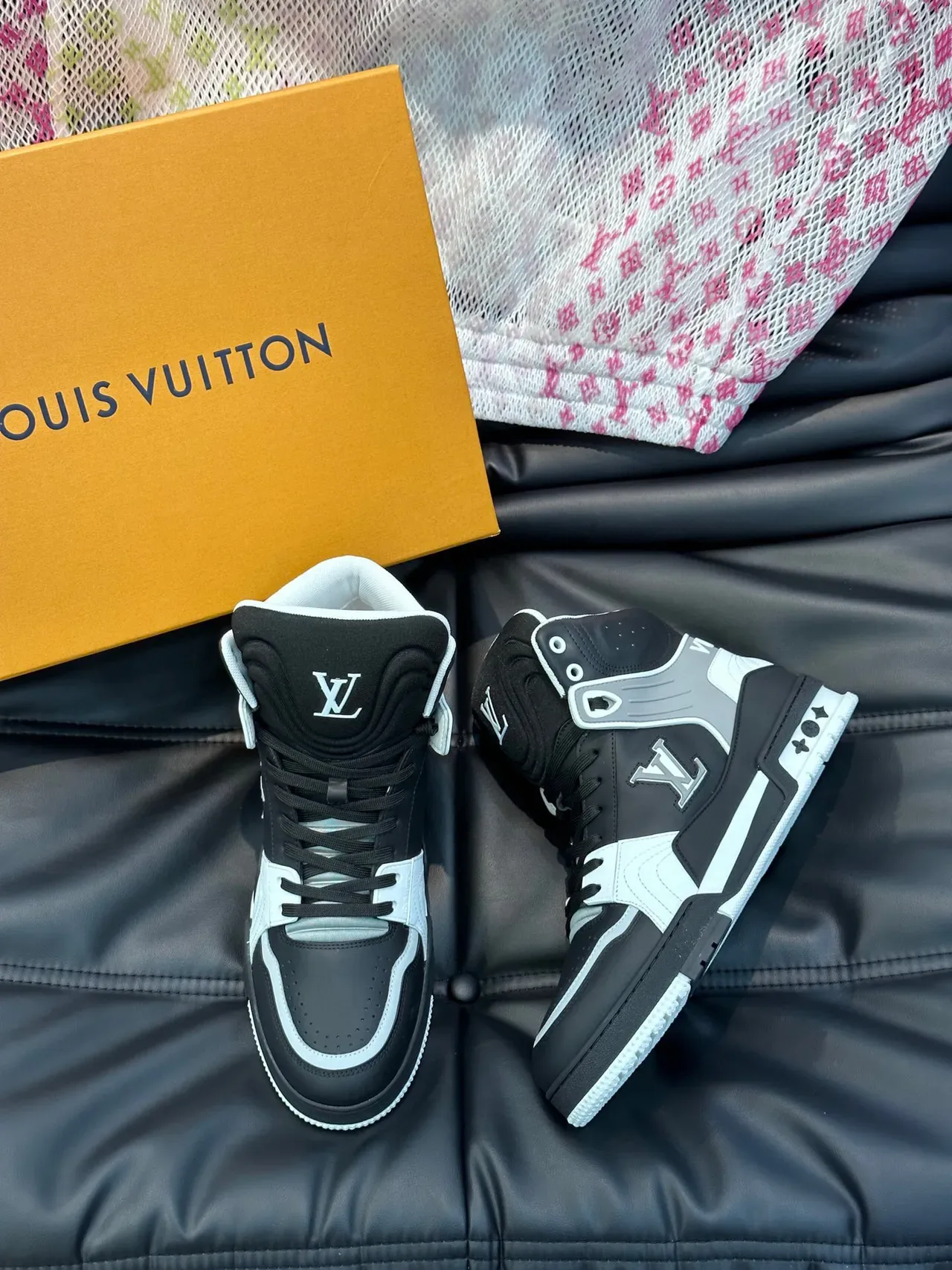 لويس فيتون LV Trainer حذاء رياضي أسود أبيض عالي الحزام جلد بانلد و شبكة 3