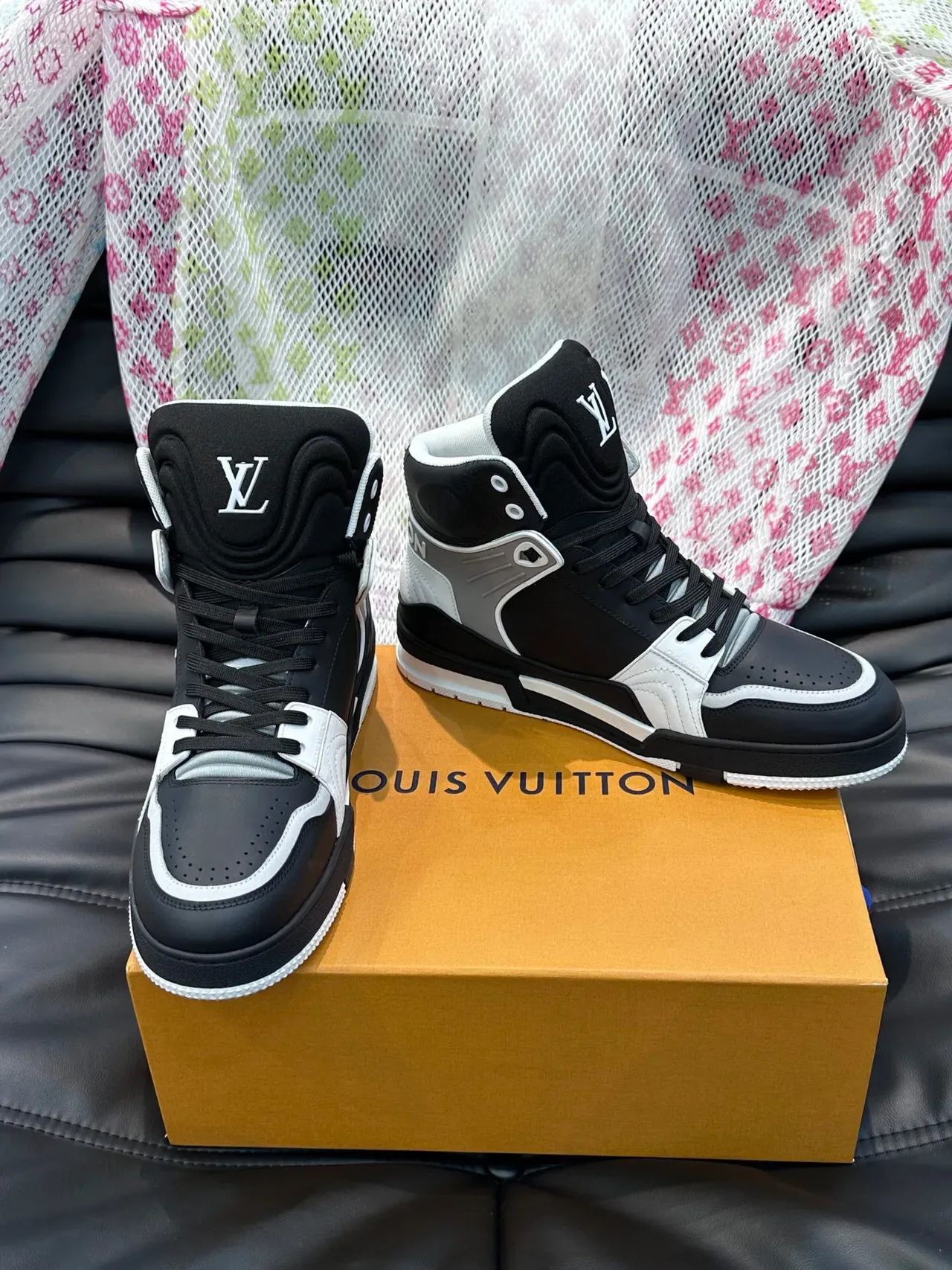 لويس فيتون LV Trainer حذاء رياضي أسود أبيض عالي الحزام جلد بانلد و شبكة 4