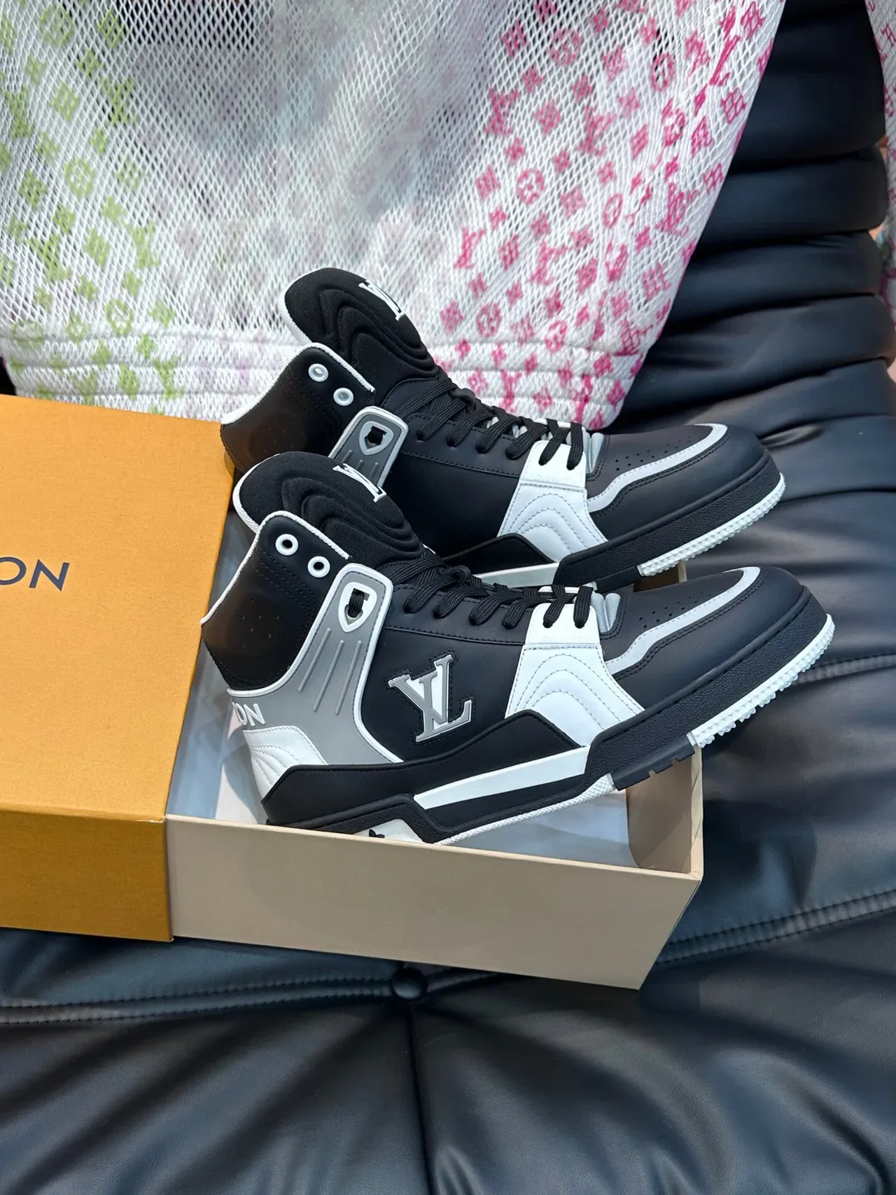 لويس فيتون LV Trainer حذاء رياضي أسود أبيض عالي الحزام جلد بانلد و شبكة 5