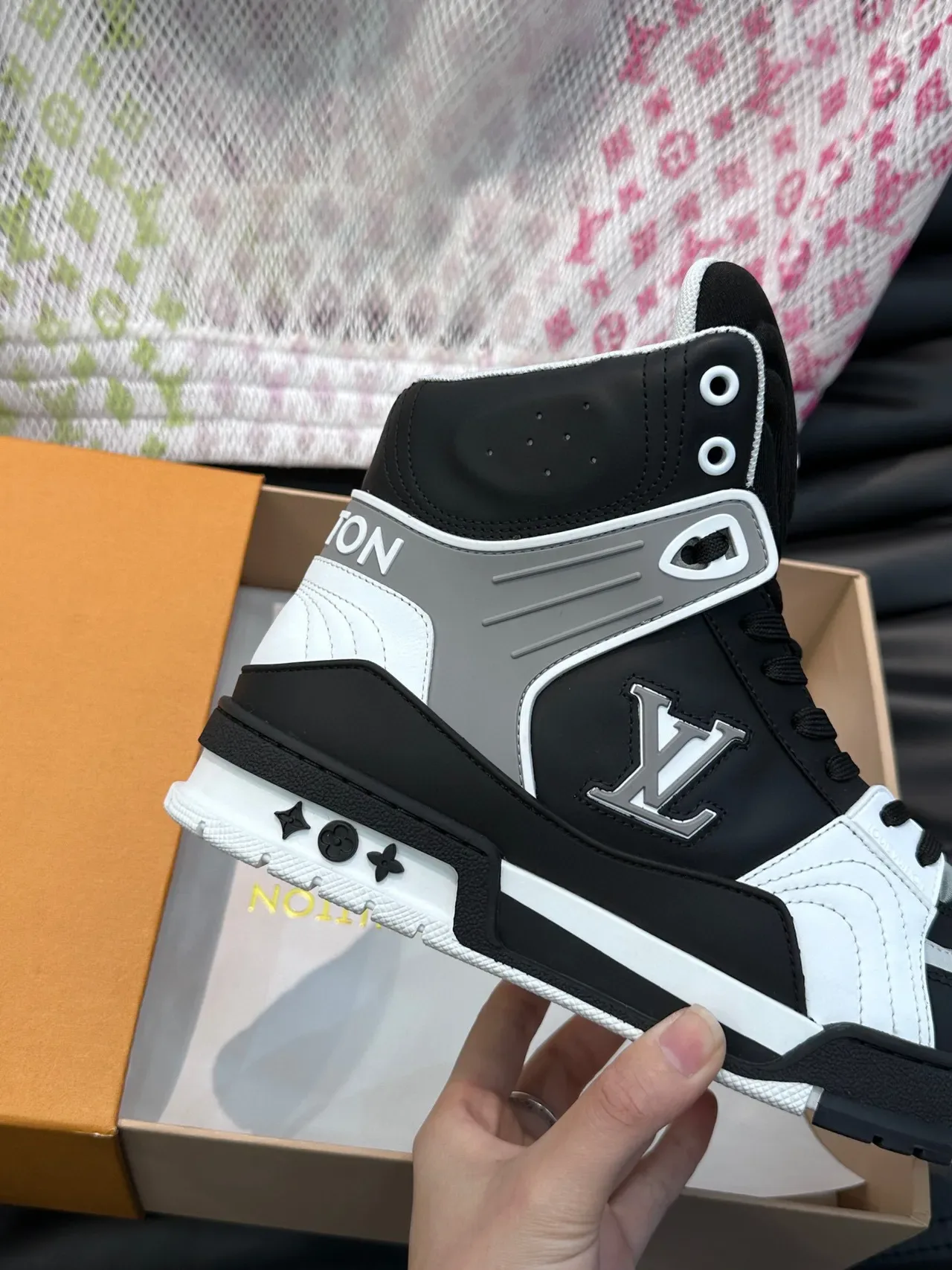لويس فيتون LV Trainer حذاء رياضي أسود أبيض عالي الحزام جلد بانلد و شبكة 6