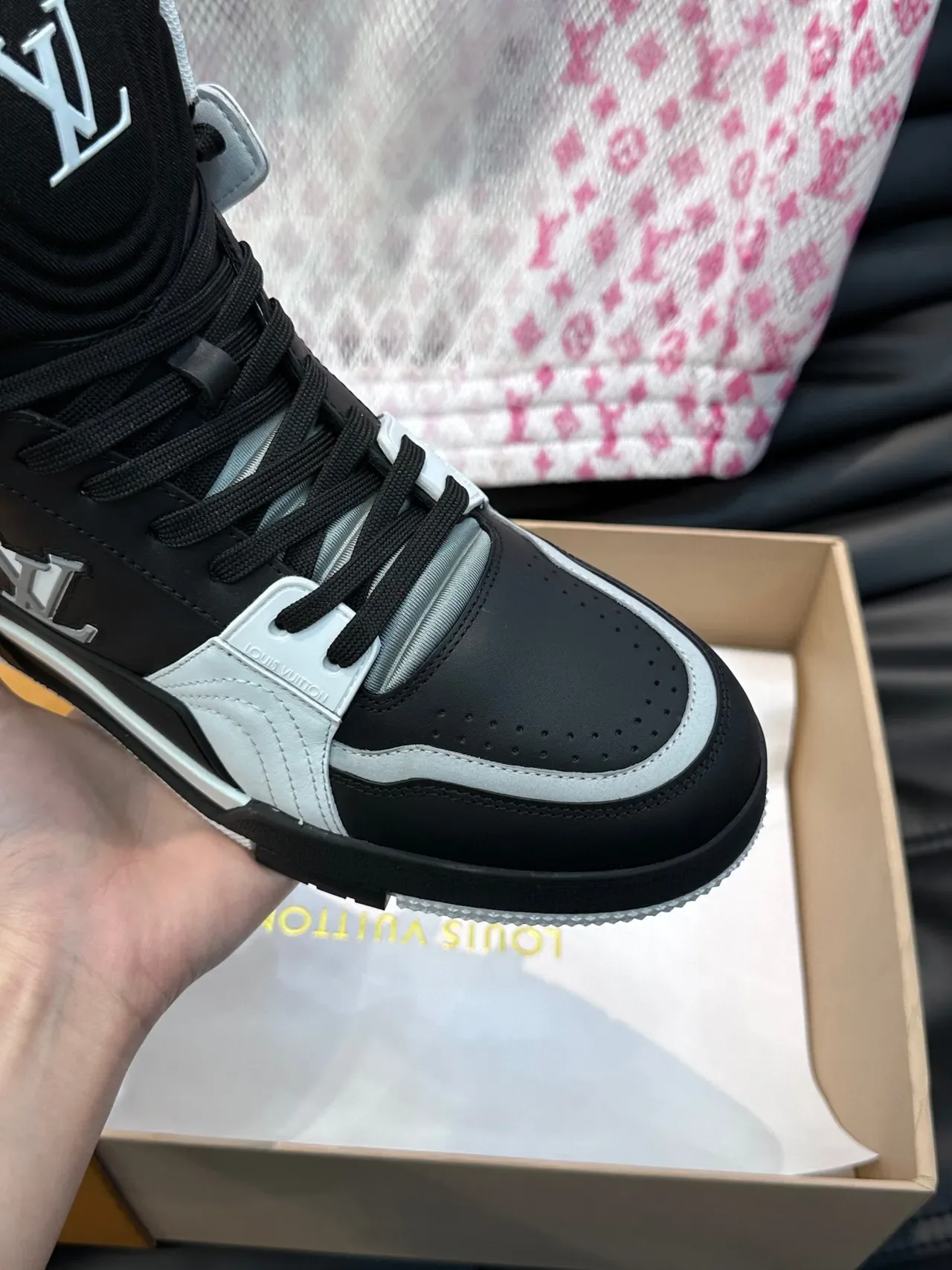لويس فيتون LV Trainer حذاء رياضي أسود أبيض عالي الحزام جلد بانلد و شبكة 7