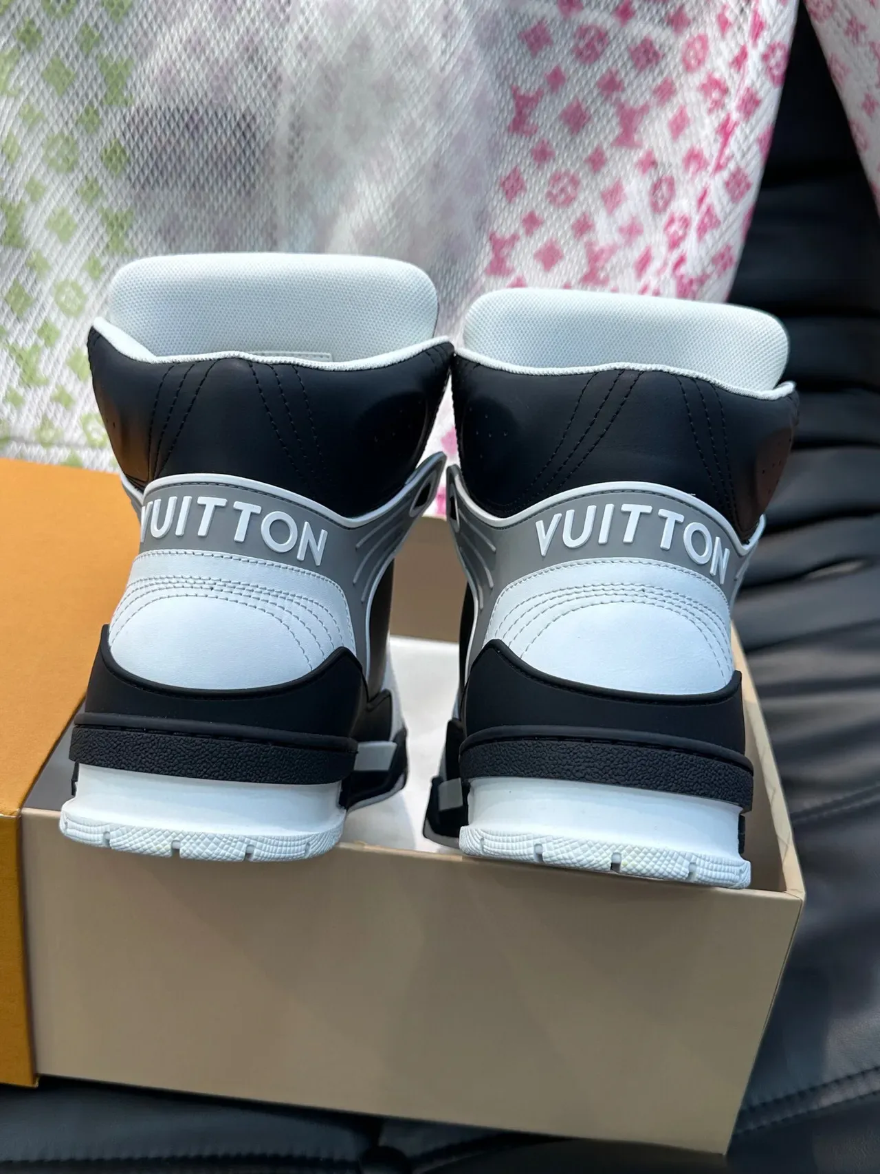 لويس فيتون LV Trainer حذاء رياضي أسود أبيض عالي الحزام جلد بانلد و شبكة 8