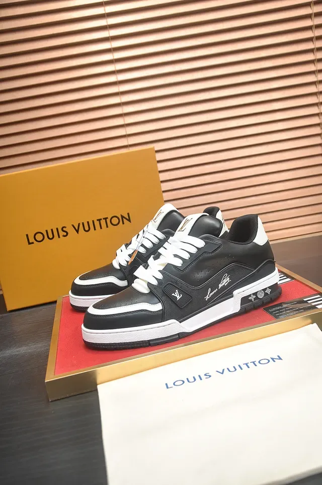Louis Vuitton LV Trainer Tênis Lifestyle Preto e Branco Low-Top Painéis de Couro 4