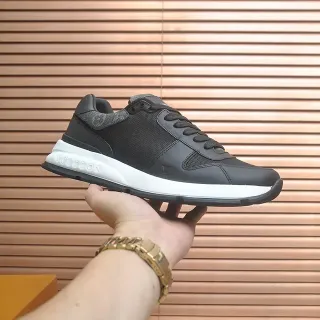 Louis Vuitton LV Trainer negro y blanco low-top upper de material mixto lifestyle sneakers