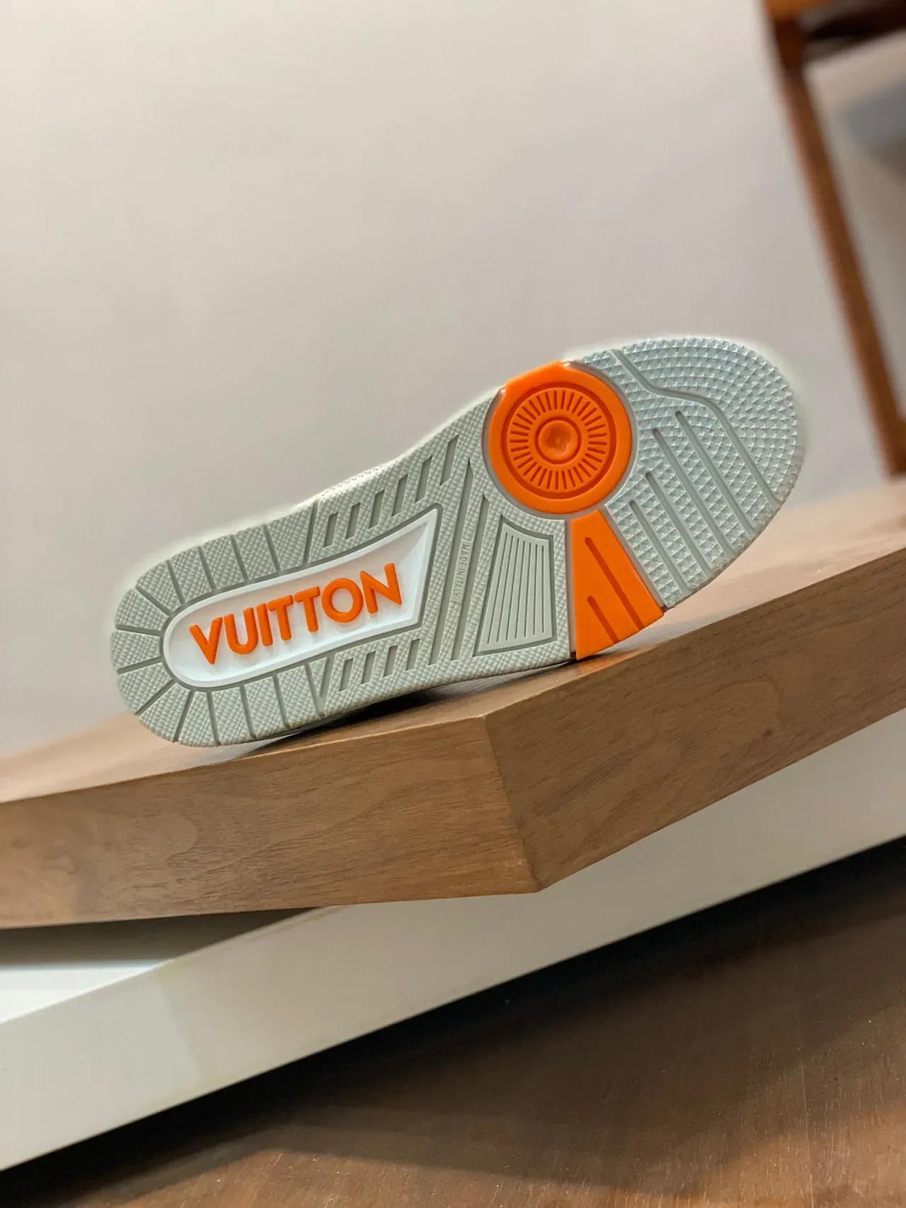 লুইস ভিত্তন LV Trainer অরেঞ্জ বেইজ লো-টপ মিক্সড-ম্যাটেরিয়াল লাইফস্টাইল স্নিকার্স 2