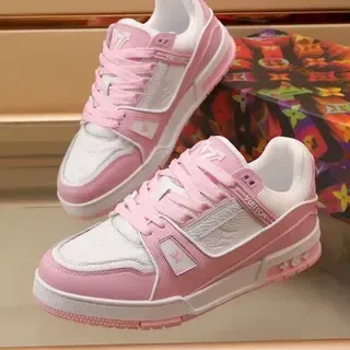 Louis Vuitton LV Trainer Rosa Blanco Parte Superior De Cuero Y Textil En Capas Correa De Logo Rectangular Sneakers De Estilo De Vida