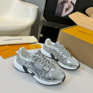 Louis Vuitton LV Trainer حذاء رياضي سميك فضي أبيض لامع مع علوية شبكية وطبقات الشينيل
