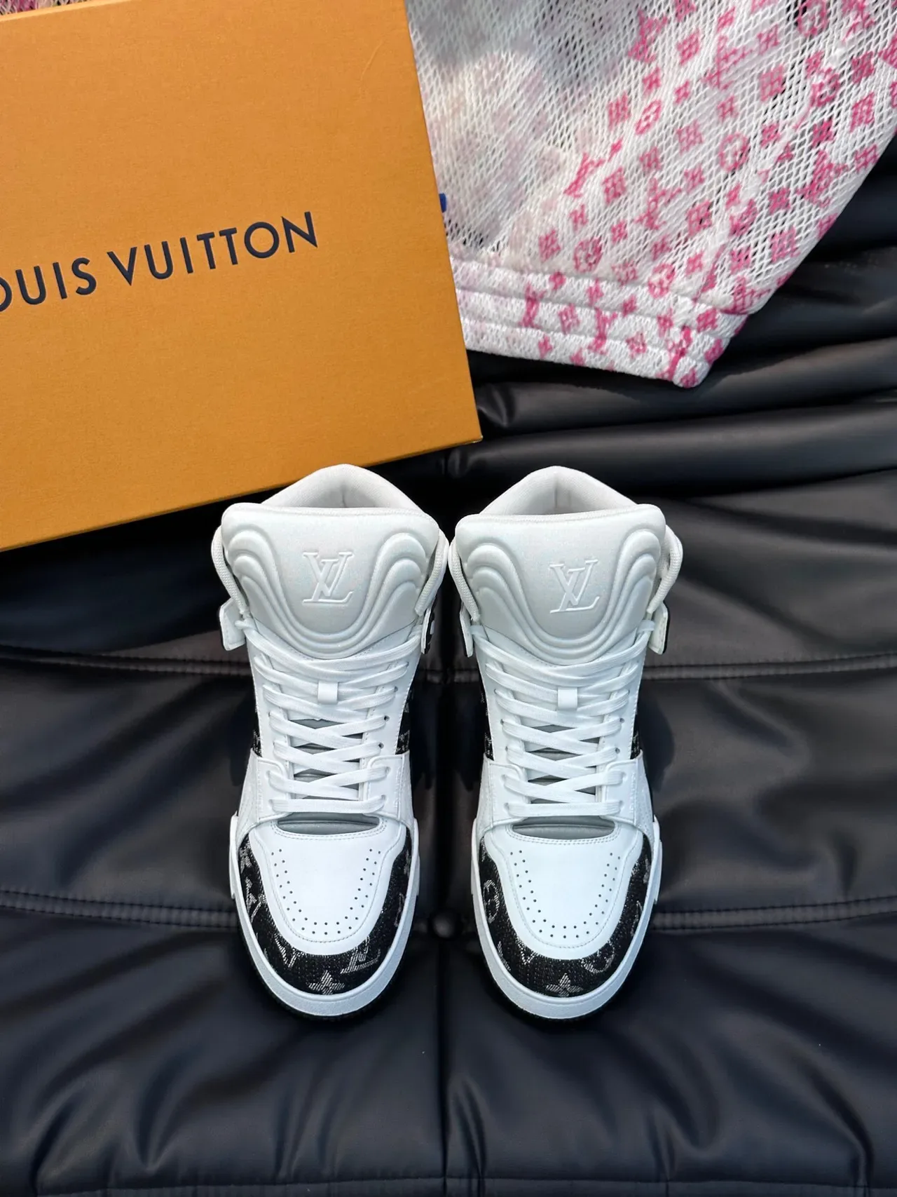 Louis Vuitton LV Trainer Sneakers Blanc et Noir Hautes Monogram Jacquard Lifestyle 2