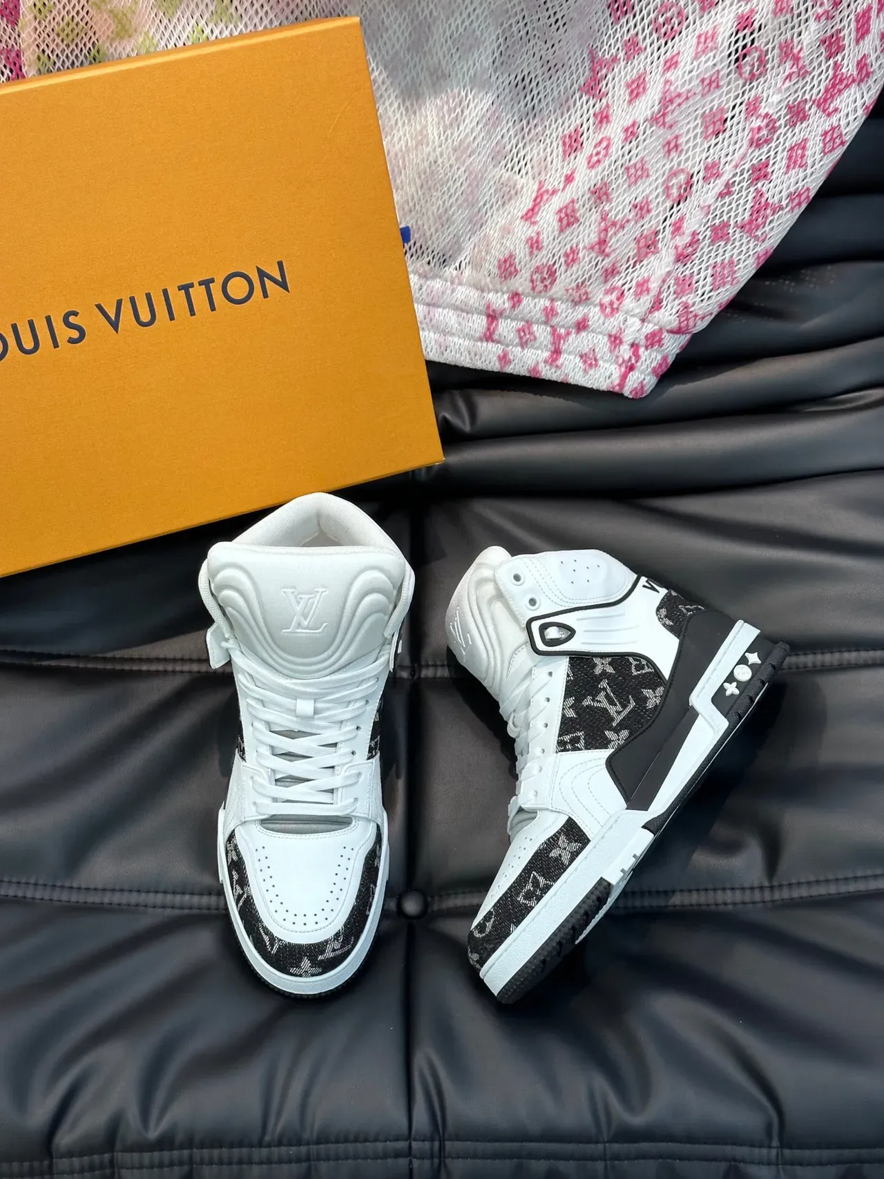 Louis Vuitton LV Trainer Sneakers Blanc et Noir Hautes Monogram Jacquard Lifestyle 3
