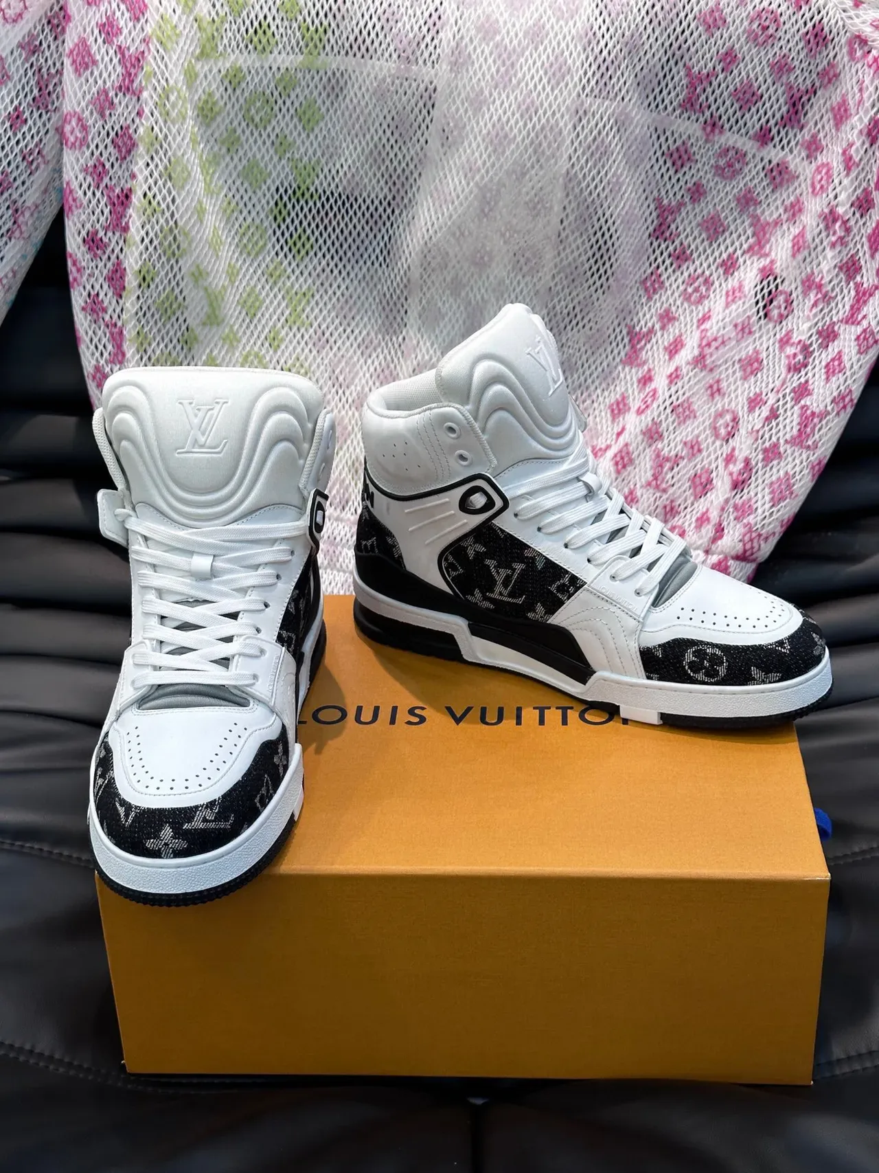 Louis Vuitton LV Trainer Sneakers Blanc et Noir Hautes Monogram Jacquard Lifestyle 4