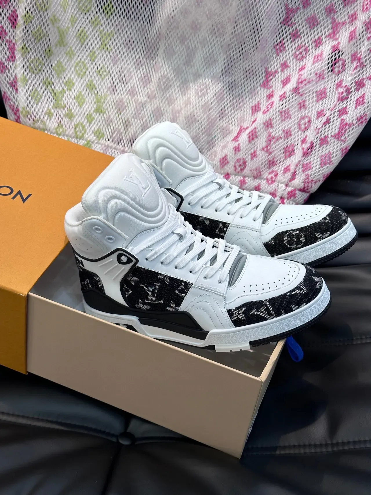 Louis Vuitton LV Trainer Sneakers Blanc et Noir Hautes Monogram Jacquard Lifestyle 5