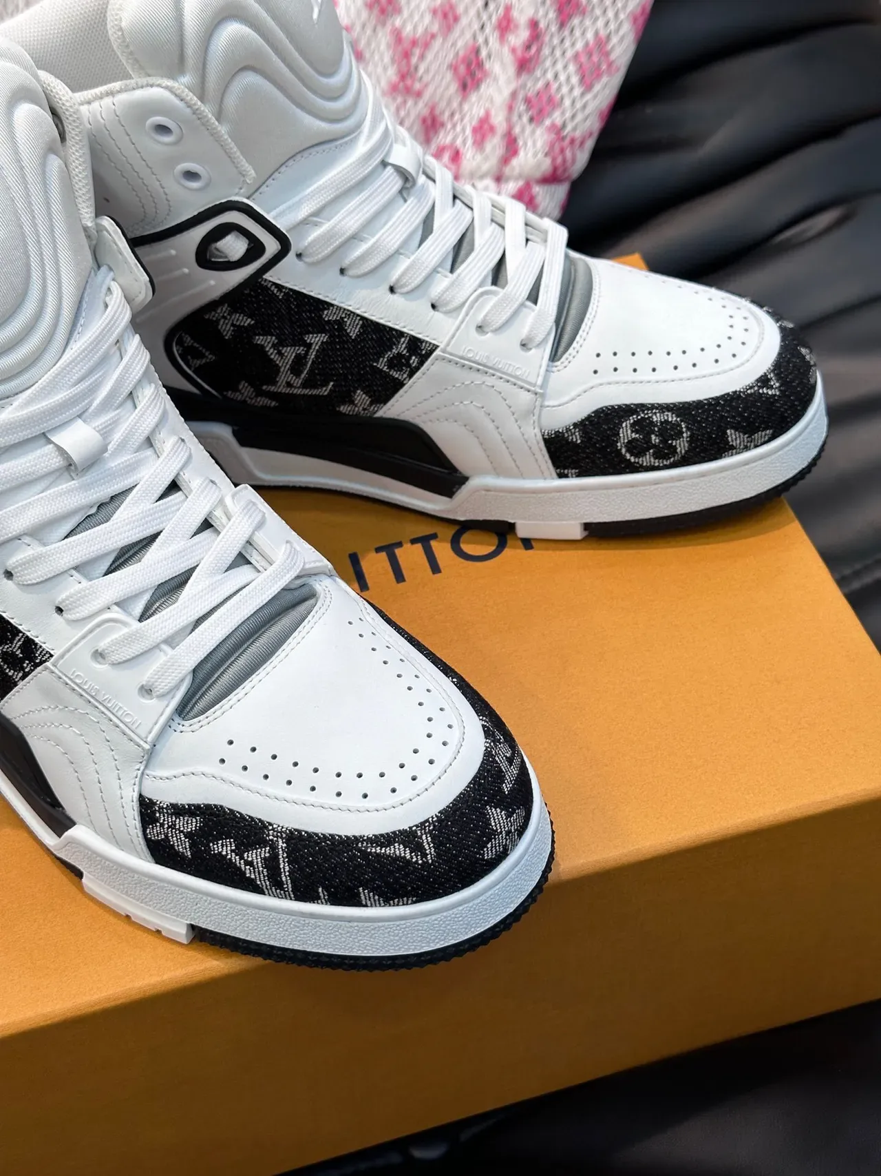 Louis Vuitton LV Trainer Sneakers Blanc et Noir Hautes Monogram Jacquard Lifestyle 6