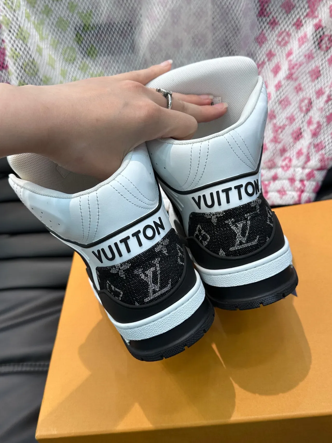 Louis Vuitton LV Trainer Sneakers Blanc et Noir Hautes Monogram Jacquard Lifestyle 7