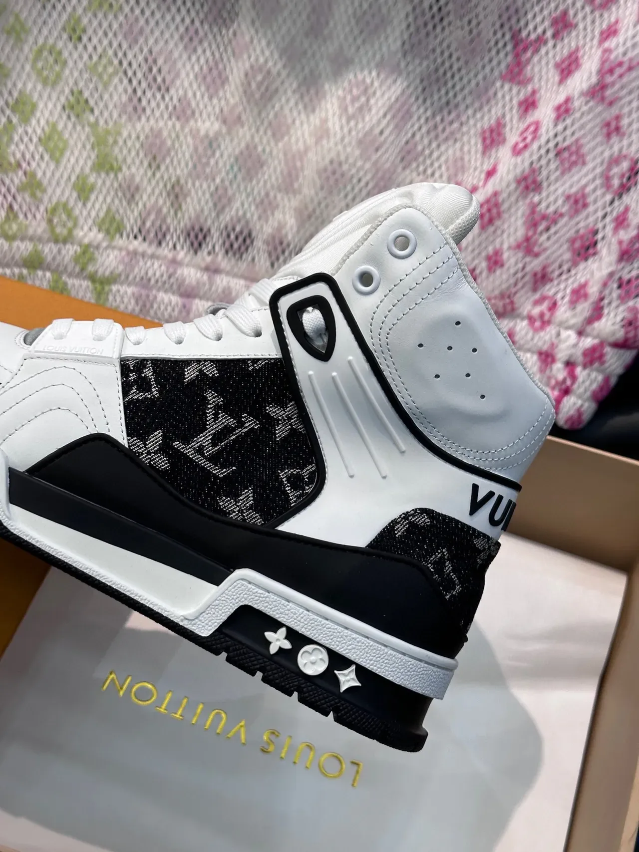 Louis Vuitton LV Trainer Sneakers Blanc et Noir Hautes Monogram Jacquard Lifestyle 8