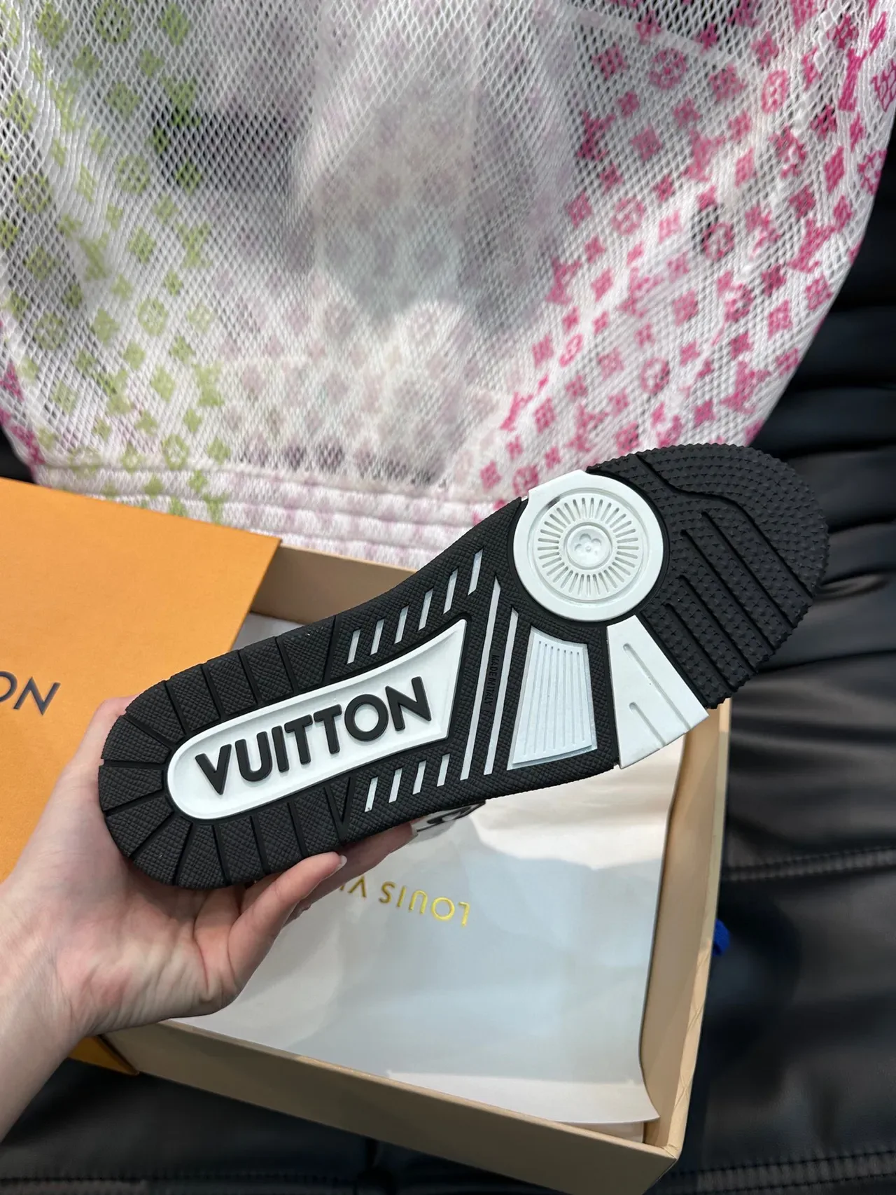 Louis Vuitton LV Trainer Sneakers Blanc et Noir Hautes Monogram Jacquard Lifestyle 9