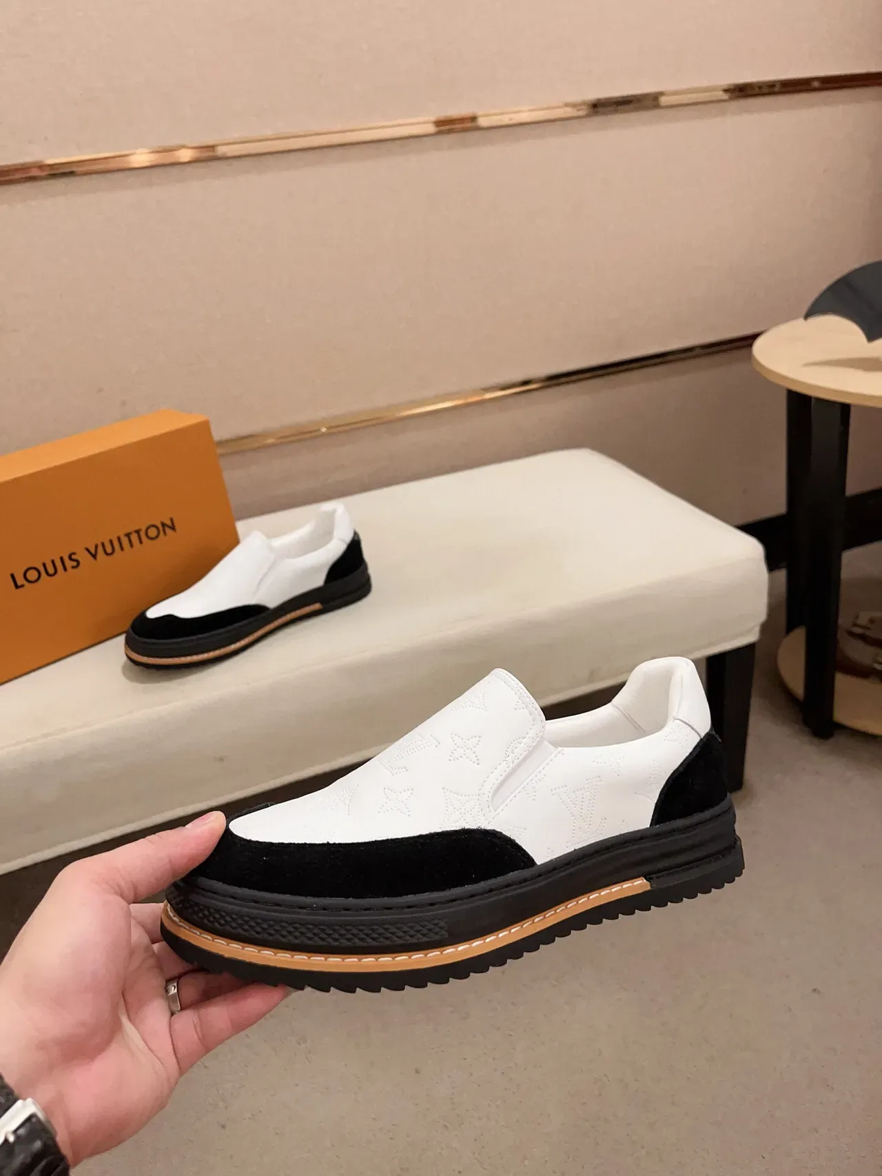 Louis Vuitton LV Trainer Sneakers Lifestyle Blanc et Noir Slip-On Cuir Monogram 3