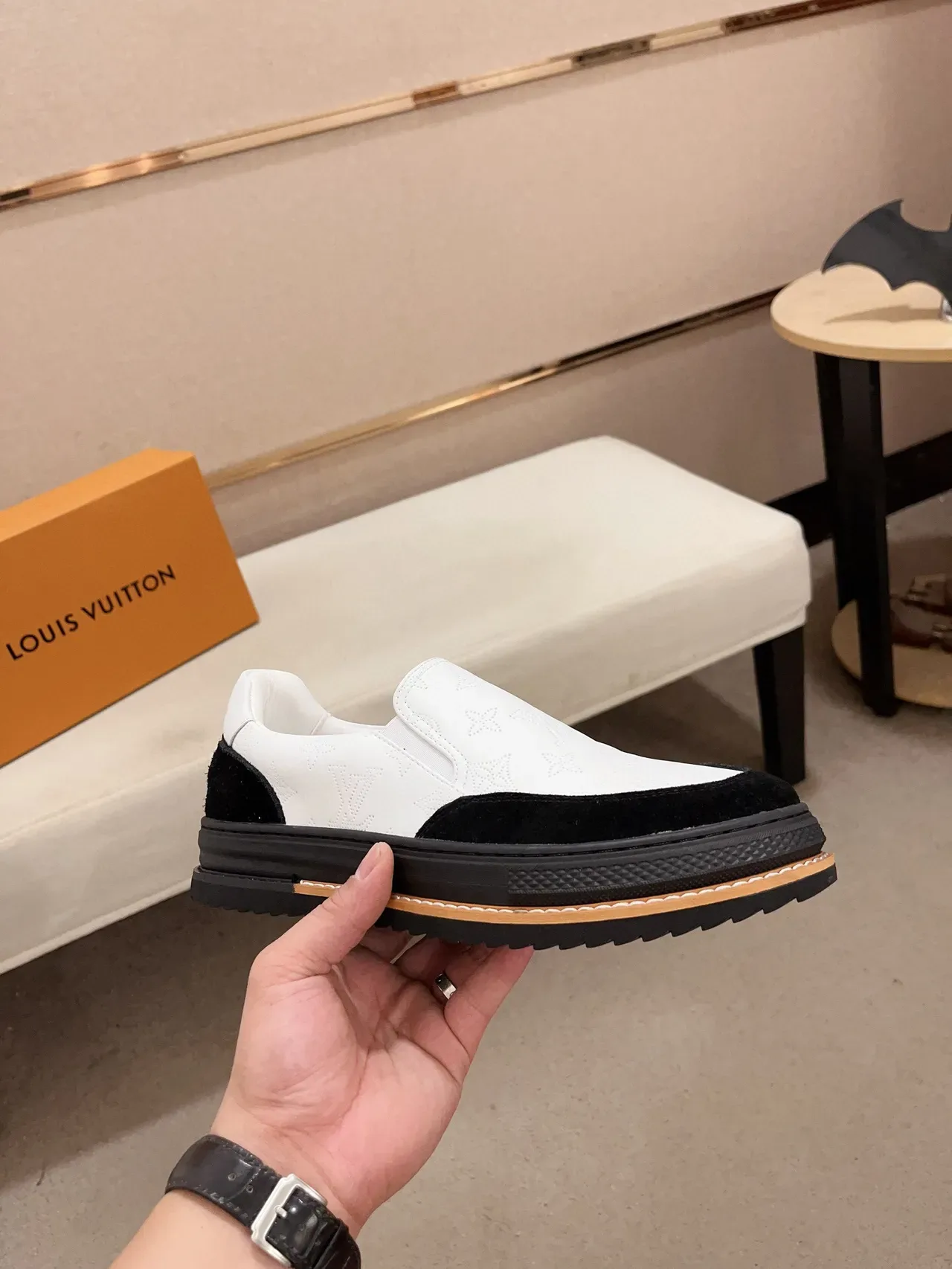 Louis Vuitton LV Trainer Sneakers Lifestyle Blanc et Noir Slip-On Cuir Monogram 4