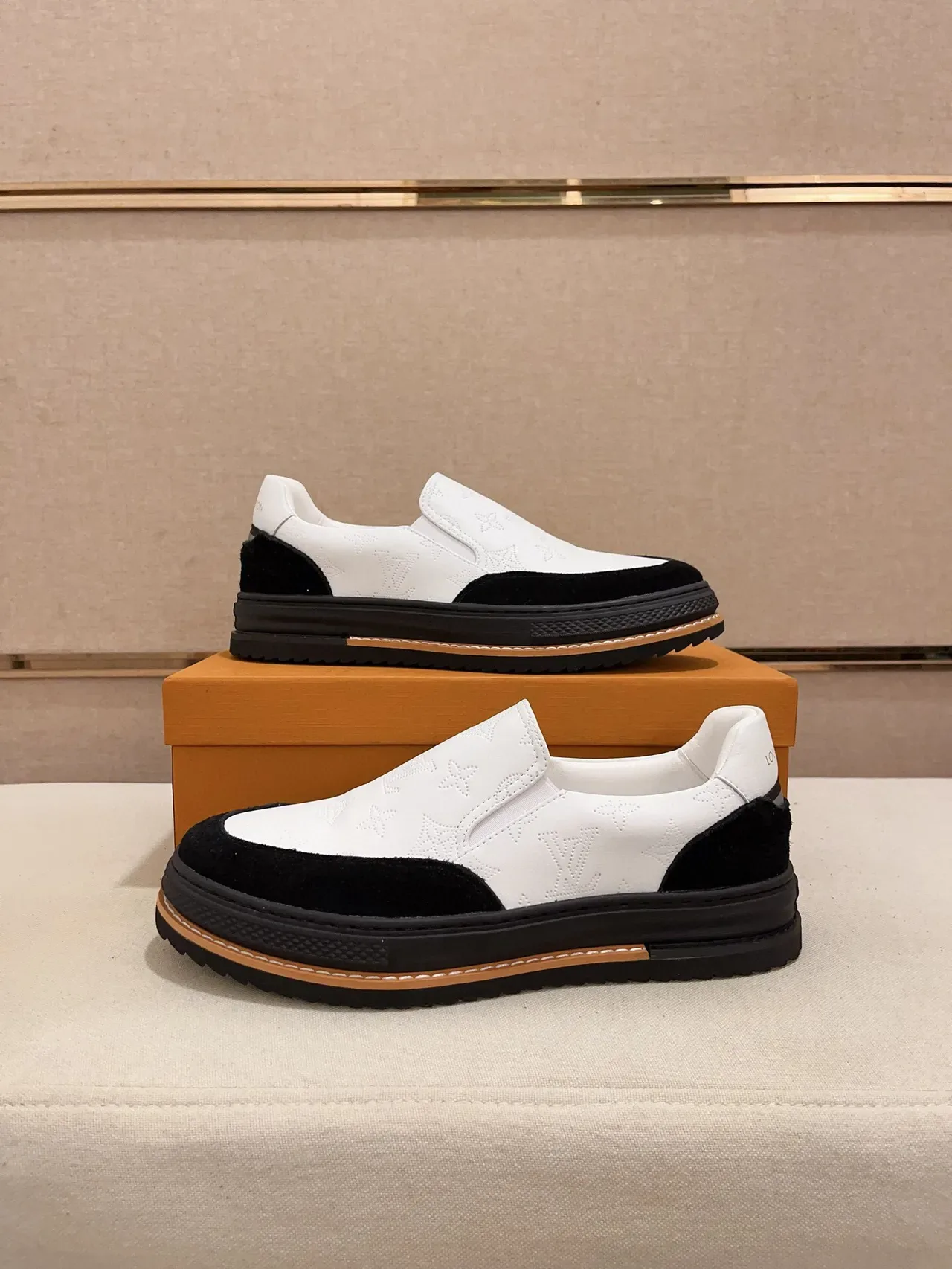 Louis Vuitton LV Trainer Sneakers Lifestyle Blanc et Noir Slip-On Cuir Monogram 7