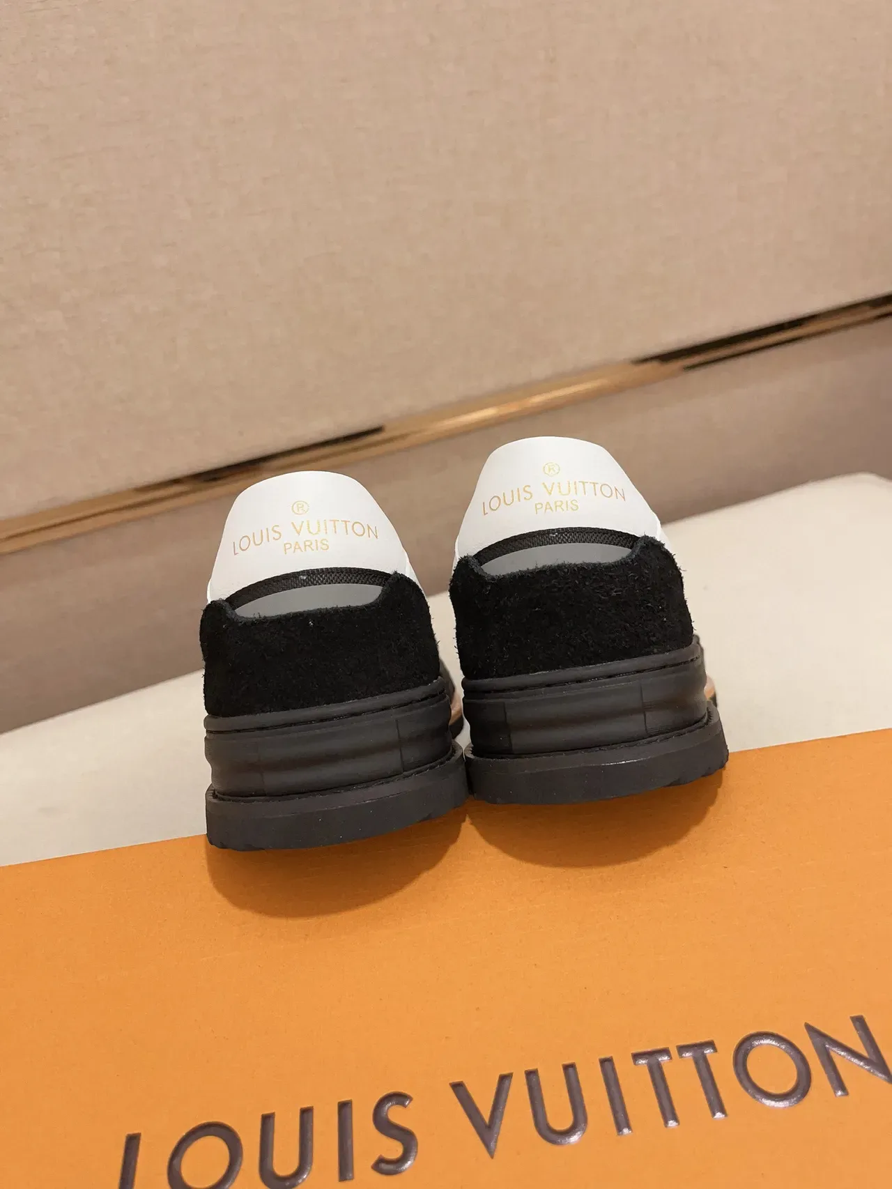Louis Vuitton LV Trainer Sneakers Lifestyle Blanc et Noir Slip-On Cuir Monogram 8