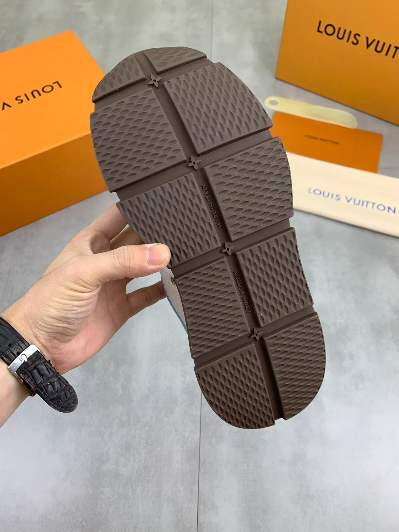 Louis Vuitton LV Trainer Blanc et Bleu Maille et Daim Panneaux de construction Détail de superposition ondulée Chaussures Lifestyle 3